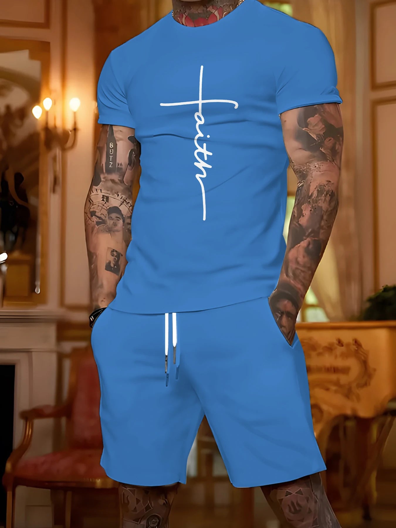 Completo versatile per ragazzi, ideale per tutti i giorni: t-shirt e pantaloncini con stampa accattivante blu e bianca, comodo set a due pezzi perfetto per uscire.