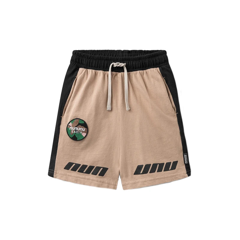 Completo estivo per bambini 2025, composto da maglietta a girocollo stampata e pantaloncini ricamati. Abbigliamento di tendenza per bambini.