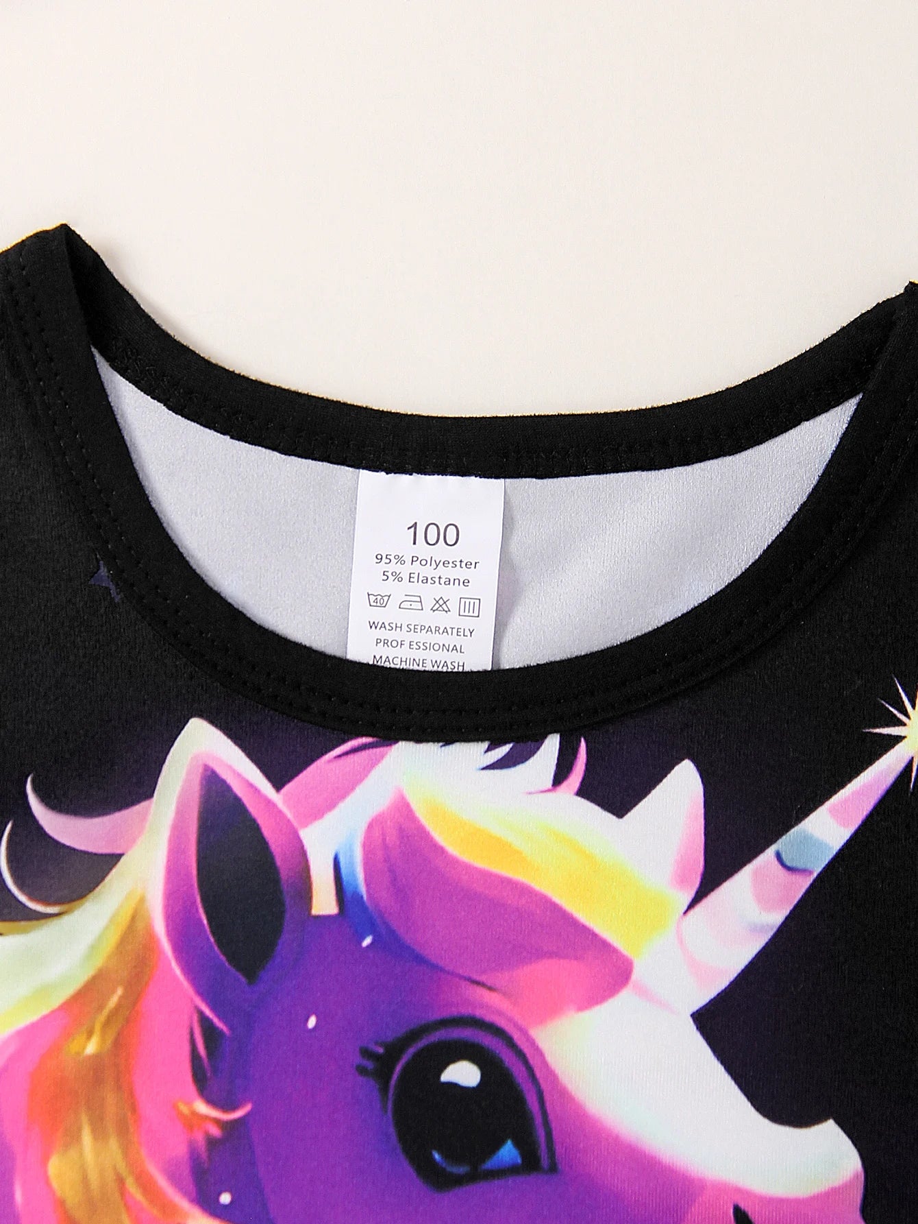 Set di 2 pezzi per pigiama estivo da bambina con unicorno luminoso, maniche corte e pantaloncini.