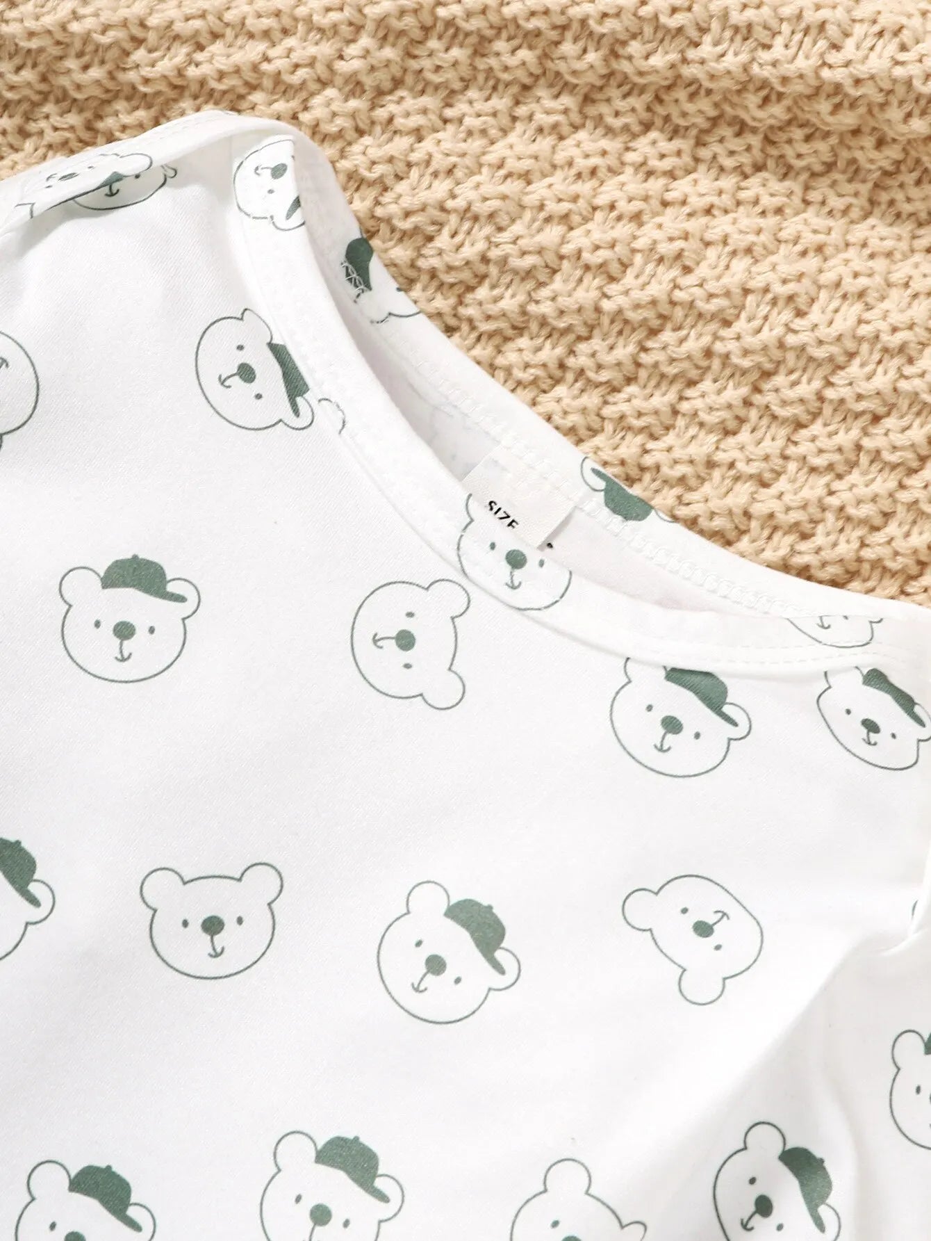 Completo autunnale per neonato/a da 3 a 24 mesi con stampa di un simpatico orsetto, composto da maglietta bianca a maniche lunghe e pantaloni verdi con bretelle. Set per bambina.