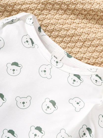 Completo autunnale per neonato/a da 3 a 24 mesi con stampa di un simpatico orsetto, composto da maglietta bianca a maniche lunghe e pantaloni verdi con bretelle. Set per bambina.