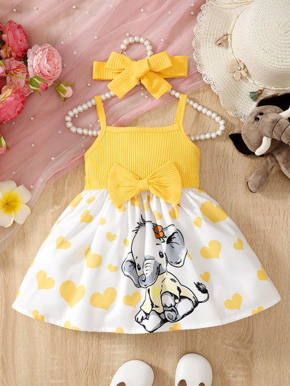 Abito estivo alla moda per bambina con grazioso cuoricino e bretelle a forma di elefantino dei cartoni animati.