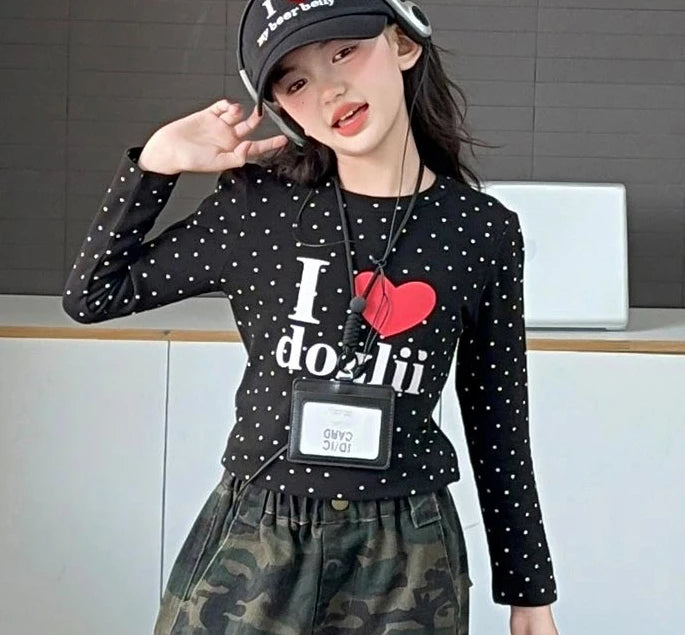 pantaloni mimetici da ragazza adolescente, pantaloni cargo multitasche per bambini, maglietta con stampa a pois e lettere, pantaloni per bambini