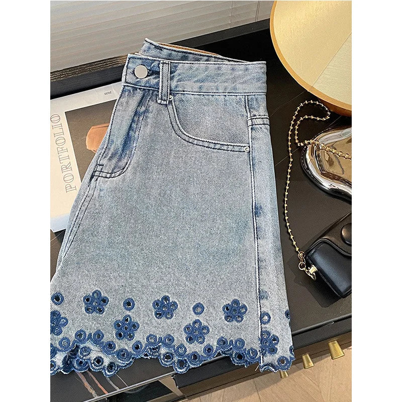 Jeans da donna coreani ricamati a balze a vita alta, tendenza estiva, pantaloncini aderenti con bottoni sexy, abbigliamento femminile, pantaloni versatili con tasche