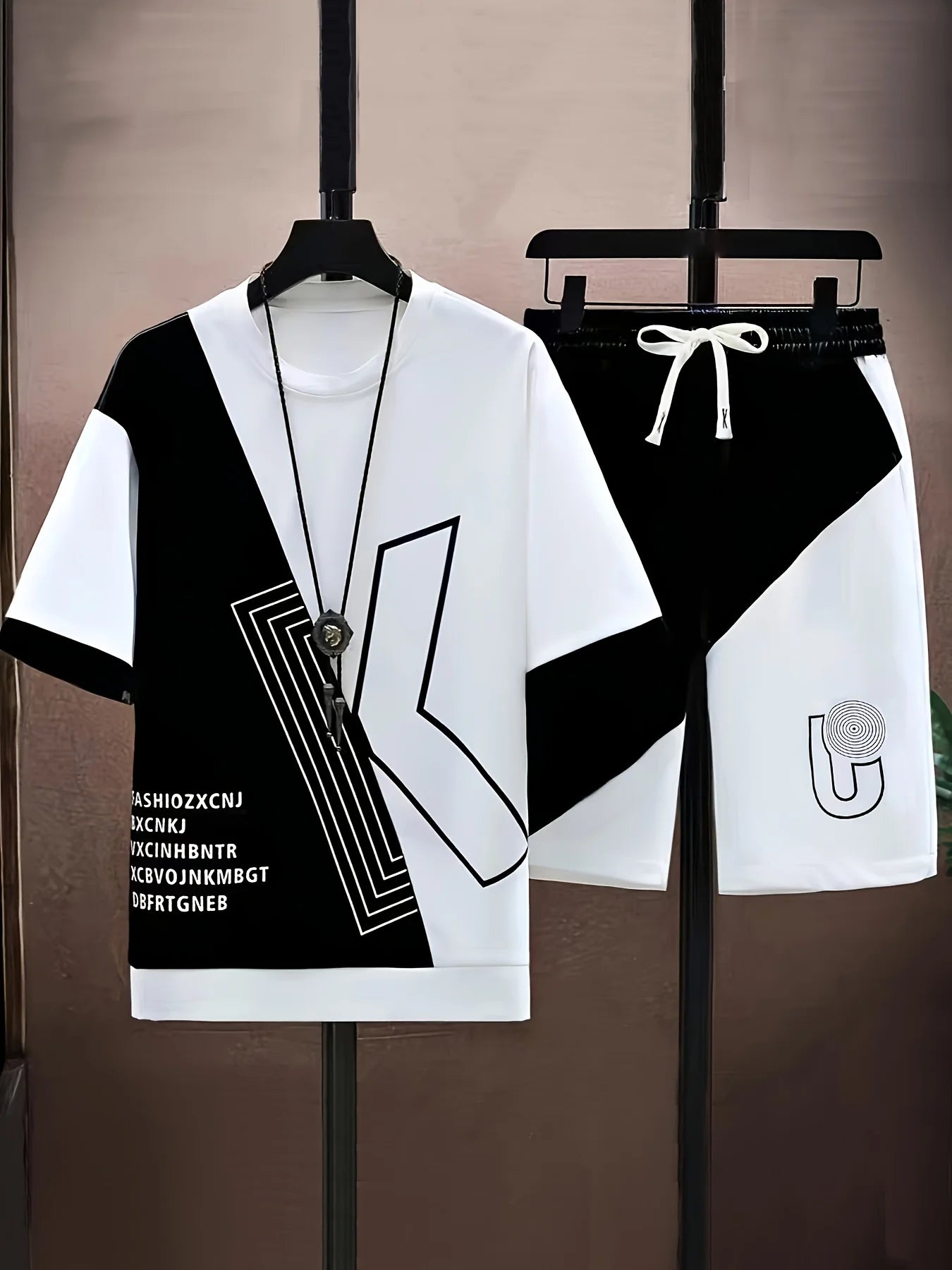 Il nuovo set da uomo per l'estate 2025 è elegante e alla moda con lettere stampate in 3D. È leggero, traspirante, morbido e confortevole.
