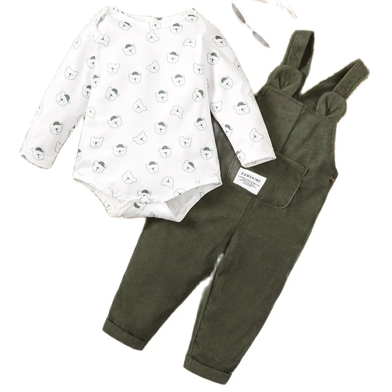 Completo autunnale per neonato/a da 3 a 24 mesi con stampa di un simpatico orsetto, composto da maglietta bianca a maniche lunghe e pantaloni verdi con bretelle. Set per bambina.