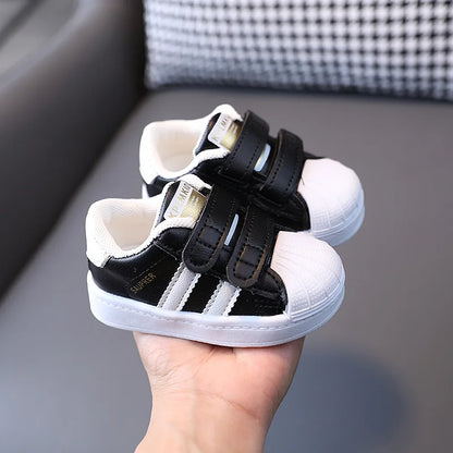 Scarpe da passeggio per bambini e bambine, design alla moda, sneakers bianche antiscivolo, scarpe casual traspiranti per esterni, scarpe da tavola per bambini e bambine.