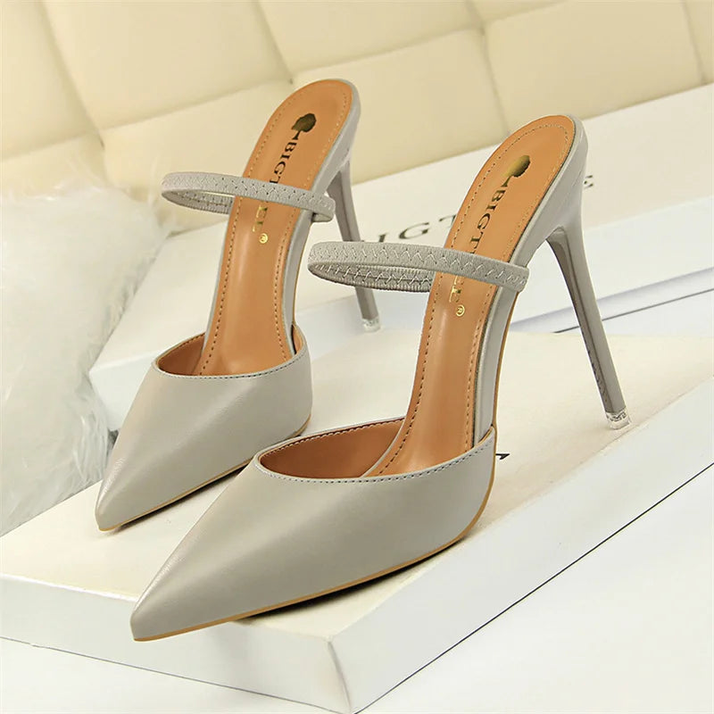 Mocassini da donna estivi retrò semplici con tacco alto sottile e scollo basso, pantofole con cinturino alla caviglia, punta affusolata, scarpe da sposa slip-on.