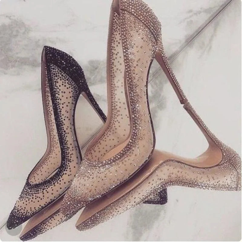 Scarpe con tacco alto sexy in rete con strass e patchwork, décolleté con tacco glitterato color champagne, scarpe da sposa con cristalli scintillanti.