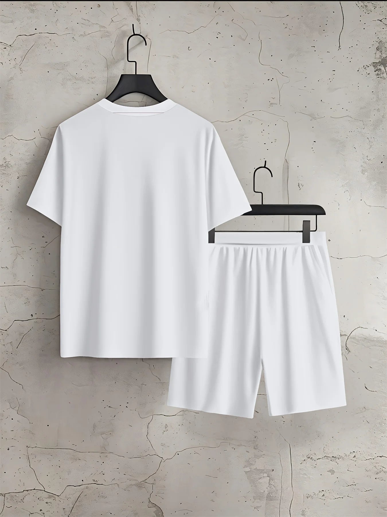 Completo estivo da uomo con t-shirt girocollo e pantaloncini, morbido e traspirante, con stampa orsacchiotto, ideale per attività all'aperto e tempo libero.