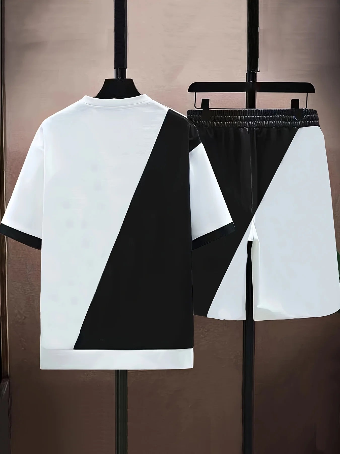 Il nuovo set da uomo per l'estate 2025 è elegante e alla moda con lettere stampate in 3D. È leggero, traspirante, morbido e confortevole.