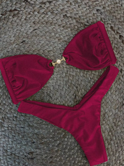 Nuovo bikini sexy bordeaux 2025 con dettagli dorati: top a fascia e slip a vita alta, perfetto per feste estive in spiaggia e in piscina.