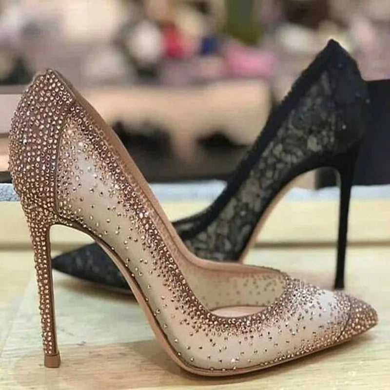Scarpe con tacco alto sexy in rete con strass e patchwork, décolleté con tacco glitterato color champagne, scarpe da sposa con cristalli scintillanti.