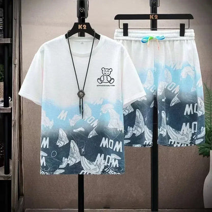 Completo casual da uomo con t-shirt a maniche corte sfumate e pantaloncini, ideale per lo sport estivo in palestra. Abbigliamento maschile.