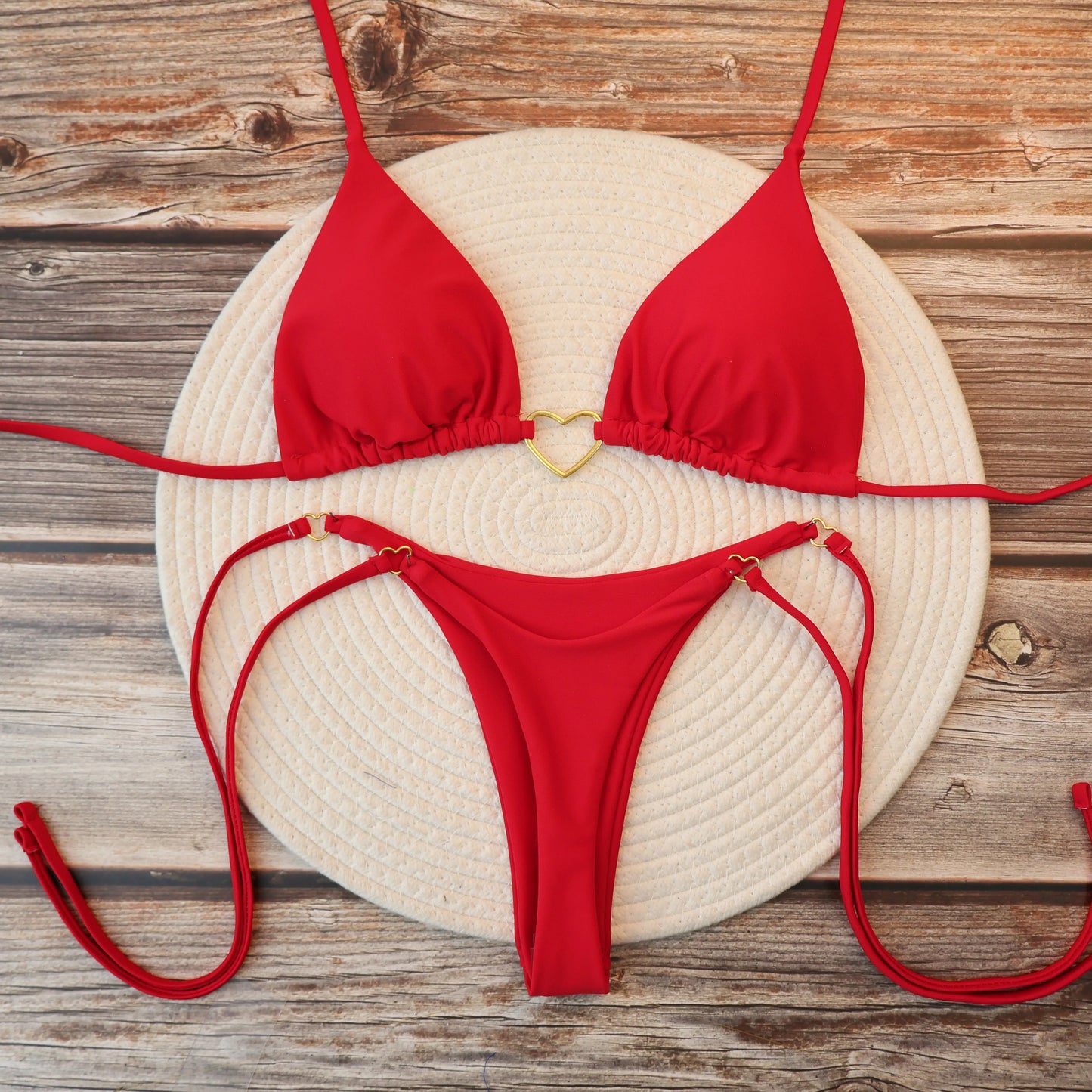 Costume da bagno bikini brasiliano sexy da donna, composto da top a triangolo con allacciatura al collo e slip a perizoma, due pezzi con motivo a cuore, ideale per l'estate e la spiaggia.