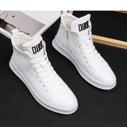 Scarpe da uomo in pelle, modello High-Top, versatili e casual, con suola spessa e tacco nascosto, colore bianco, collezione primavera 2025.