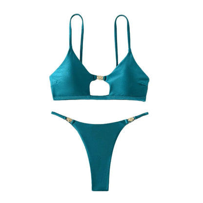 Nuovo set bikini sexy e lucido con taglio alto, costume da bagno lucido per donna, top a triangolo push-up, slip brasiliano sgambato, vacanza al mare e in piscina.