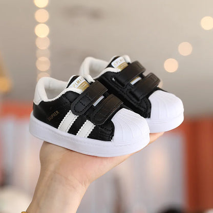 Scarpe da passeggio per bambini e bambine, design alla moda, sneakers bianche antiscivolo, scarpe casual traspiranti per esterni, scarpe da tavola per bambini e bambine.