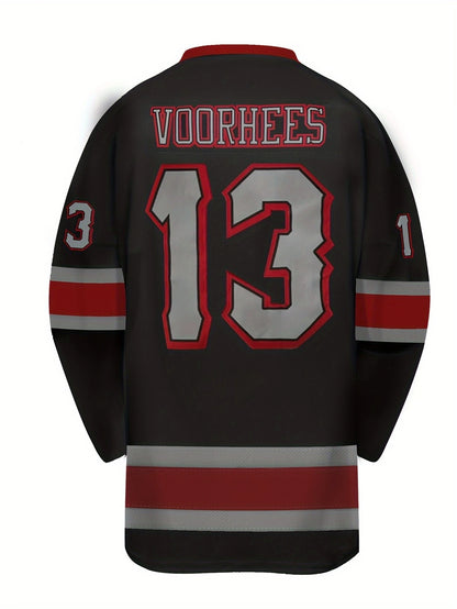 Maglia da hockey a tema horror - Nera con dettagli rossi e grigi, maglia sportiva con grafica "Voorhees 13", maschera di Jason e coltelli incrociati.