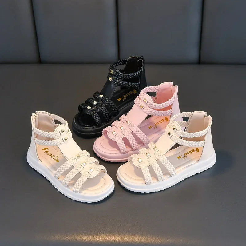 Sandali romani da bambina con punta aperta, intrecciati, tinta unita, modello alto, semplici, con rivetti, nuove scarpe estive piatte e traforate, casual, alla moda per bambini.