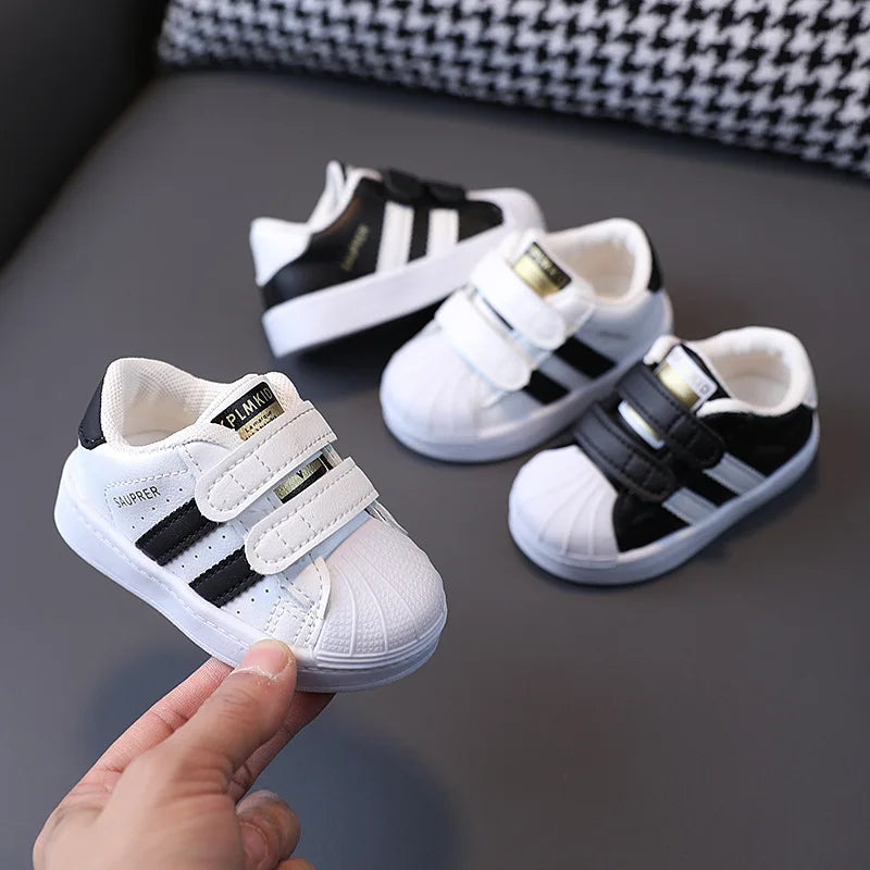 Scarpe da passeggio per bambini e bambine, design alla moda, sneakers bianche antiscivolo, scarpe casual traspiranti per esterni, scarpe da tavola per bambini e bambine.