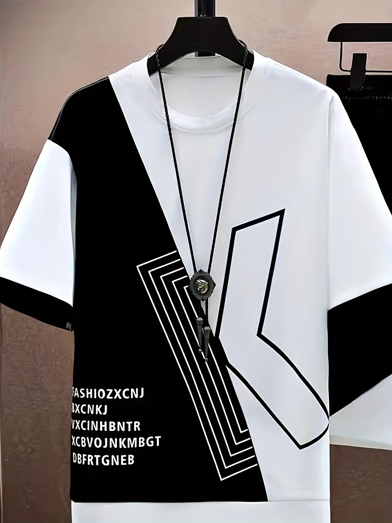 Il nuovo set da uomo per l'estate 2025 è elegante e alla moda con lettere stampate in 3D. È leggero, traspirante, morbido e confortevole.