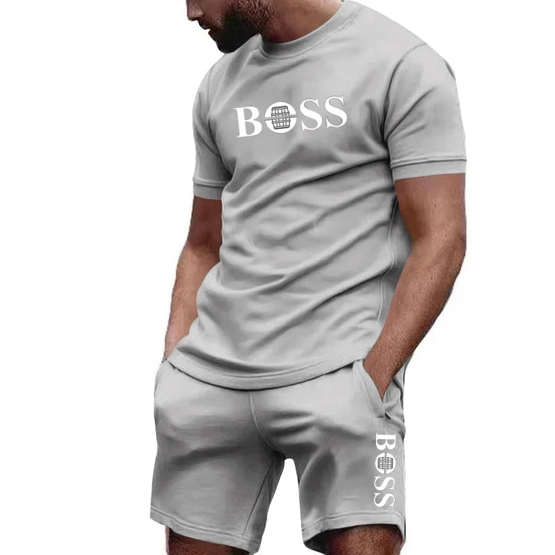 Completo sportivo da uomo a due pezzi con t-shirt a maniche corte e pantaloni, ideale per corsa e fitness, collezione estate 2026 con grandi sconti.