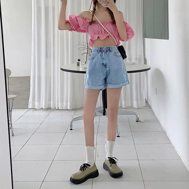 Pantaloncini da donna in denim a vita alta, gamba larga e linea ad A, colore azzurro chiaro, con risvolto, stile coreano, modello hot pants, design di tendenza, pantaloncini casual in cotone.