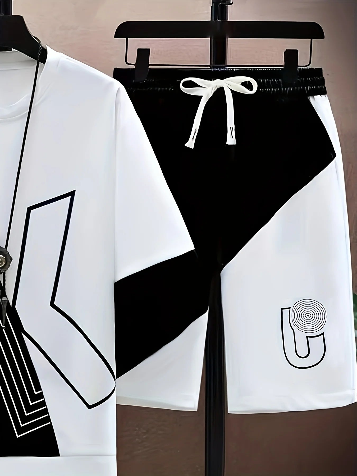 Il nuovo set da uomo per l'estate 2025 è elegante e alla moda con lettere stampate in 3D. È leggero, traspirante, morbido e confortevole.