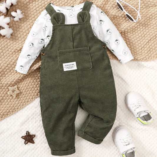 Completo autunnale per neonato/a da 3 a 24 mesi con stampa di un simpatico orsetto, composto da maglietta bianca a maniche lunghe e pantaloni verdi con bretelle. Set per bambina.