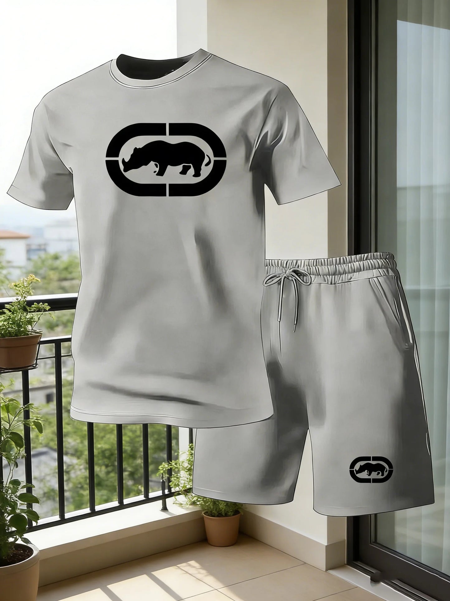 Completo sportivo estivo da uomo traspirante con scollo rotondo, maniche corte e pantaloncini a cinque quarti, leggero e comodo, in stile sportivo.