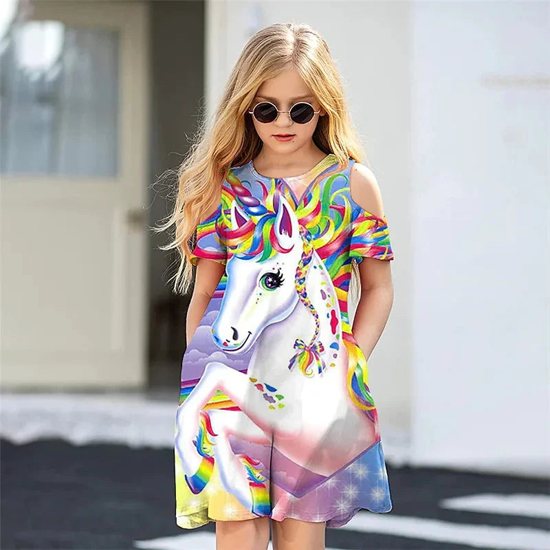 Abito estivo da bambina con stampa grafica unicorno, spalle scoperte e scollo rotondo, in offerta speciale.