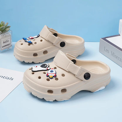 Nuovi sandali estivi per bambini dai 3 ai 15 anni, pantofole per bambine, scarpe antiscivolo, zoccoli con cartoni animati, sandali carini per neonate, scarpe per bambini
