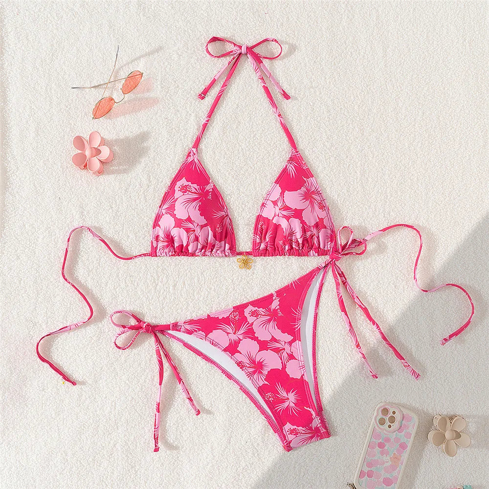 Bikini micro tanga sexy con stampa floreale rosso rosa, costume da bagno da donna 2026, costume da bagno con laccetti e allacciatura al collo, set bikini a triangolo