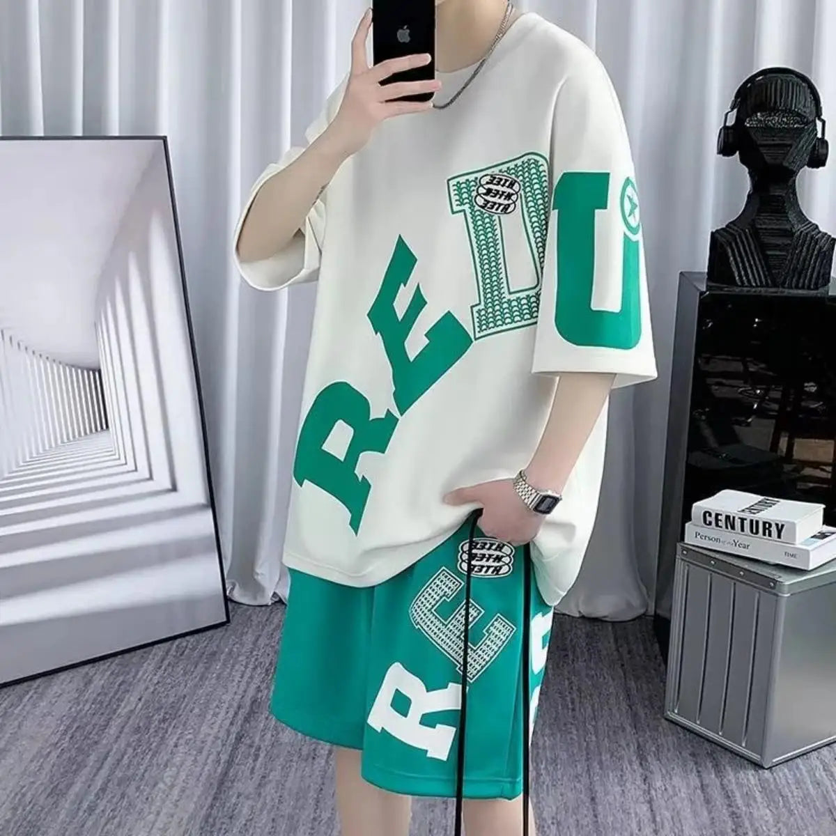 Completo estivo da uomo con t-shirt girocollo traspirante e stampa personalizzata con lettere, ideale per attività all'aperto e stile streetwear.