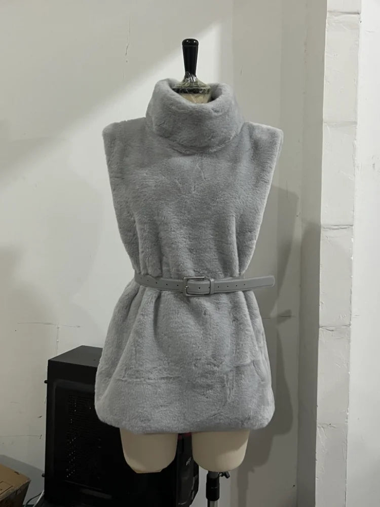 Gilet chic moderno in pelliccia sintetica, collo alto, cintura, vestibilità slim, gilet da donna, appuntamenti, elegante, rilassato, alla moda, casual, abbigliamento femminile