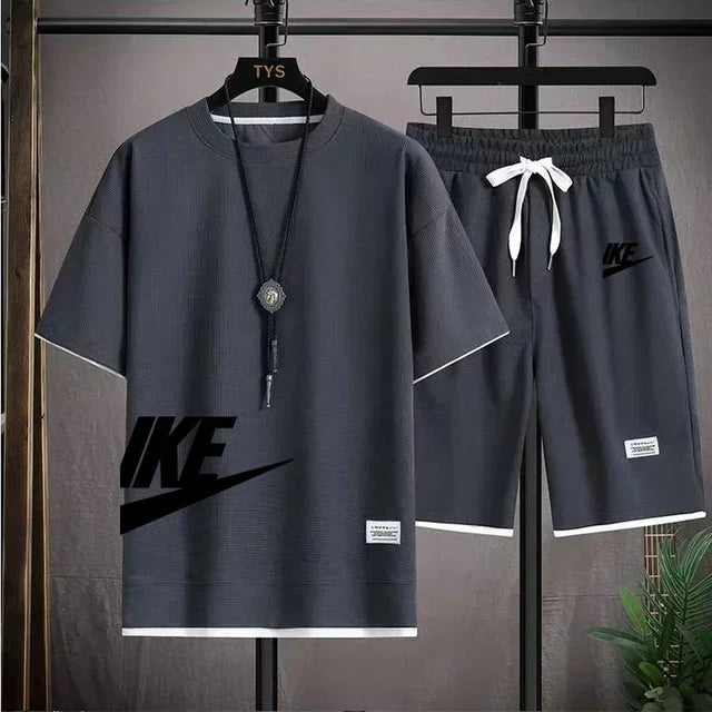 Nuovo completo sportivo estivo da uomo composto da t-shirt a maniche corte e pantaloncini, completo da jogging traspirante a due pezzi per attività all'aperto.