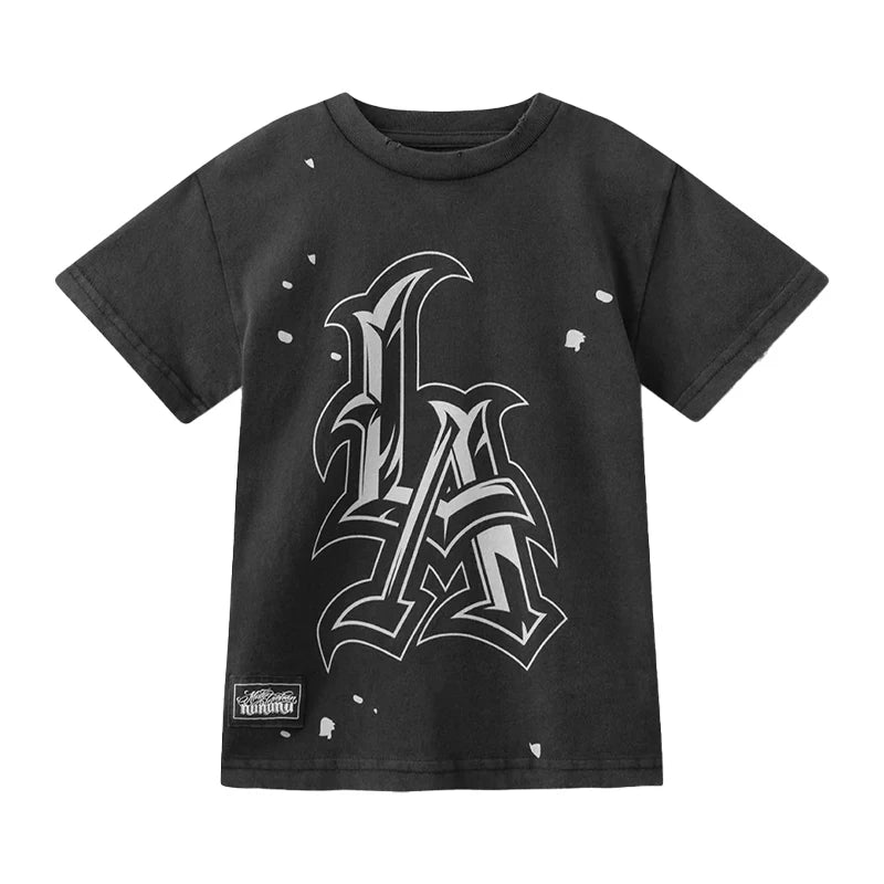 Completo estivo per bambini 2025, composto da maglietta a girocollo stampata e pantaloncini ricamati. Abbigliamento di tendenza per bambini.