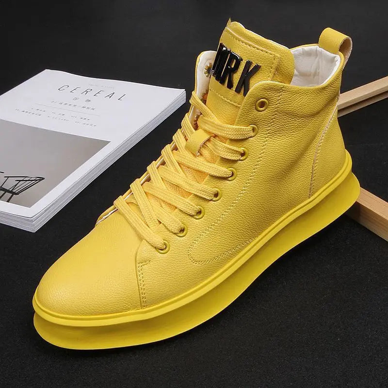 Scarpe da uomo in pelle, modello High-Top, versatili e casual, con suola spessa e tacco nascosto, colore bianco, collezione primavera 2025.