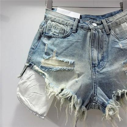 Nuova collezione estate 2026: pantaloncini in denim rosa con fori, vita alta, modello snellente, linea ad A, orlo sfrangiato.