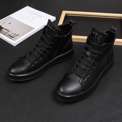 Scarpe da uomo in pelle, modello High-Top, versatili e casual, con suola spessa e tacco nascosto, colore bianco, collezione primavera 2025.
