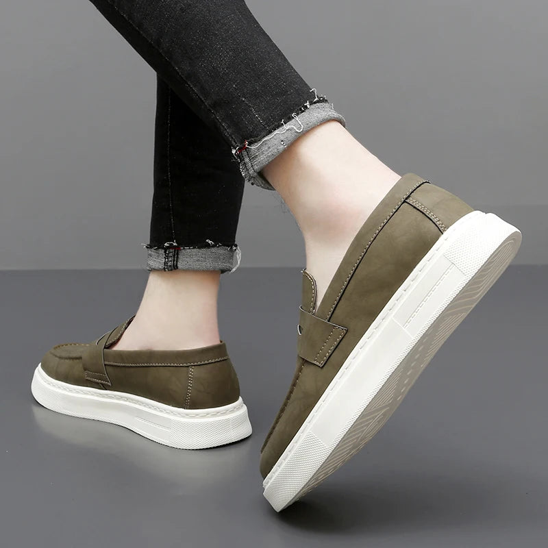 Mocassini da uomo in pelle alla moda 2025 per feste e matrimoni, scarpe eleganti da uomo in stile italiano, comode e traspiranti per tutti i giorni.