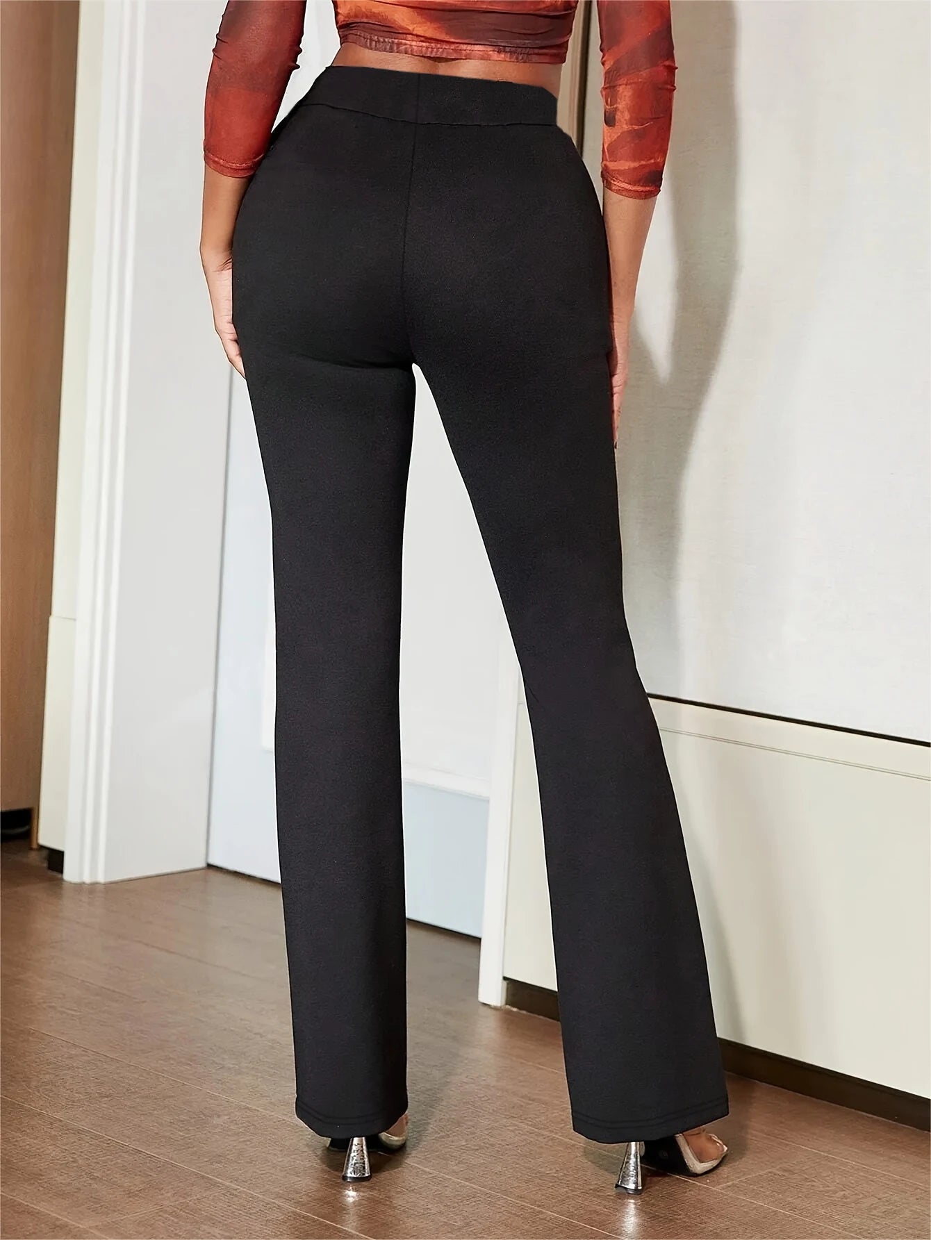 Pantaloni a zampa da donna minimalisti, neri, comodi e snellenti, ideali per ufficio e feste, modello 2025.