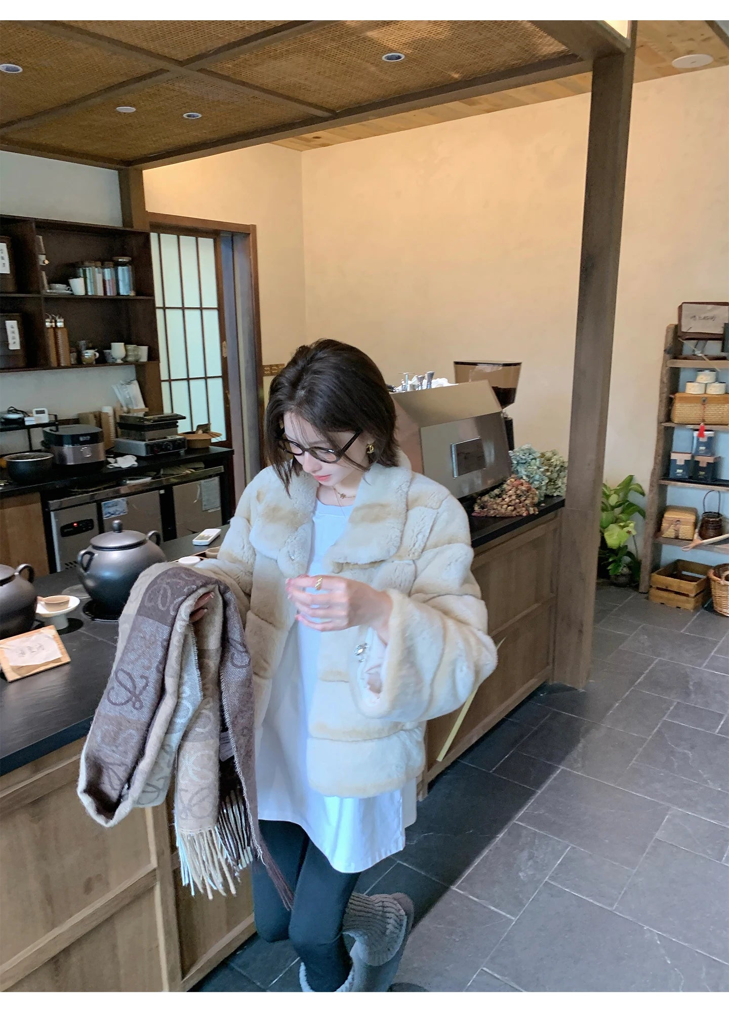 Nuovo cappotto di pelliccia di lontra intera per donna, stile corto, collo alto per mostrare la magrezza, cappotto di pelliccia in stile giovane