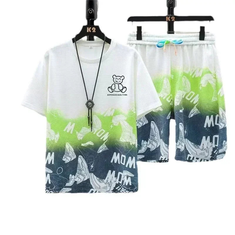 Completo casual da uomo con t-shirt a maniche corte sfumate e pantaloncini, ideale per lo sport estivo in palestra. Abbigliamento maschile.