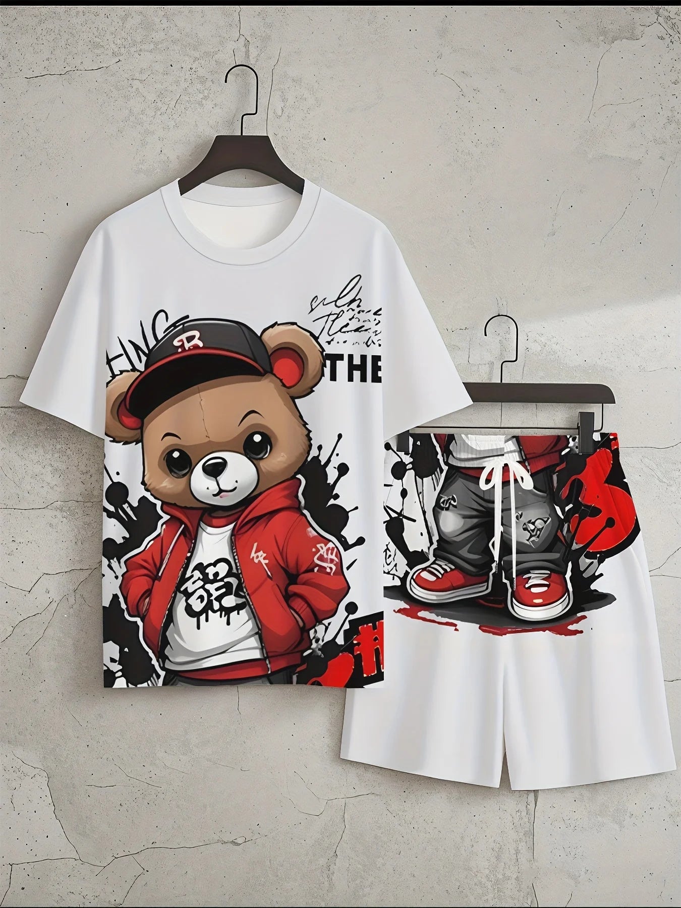 Completo estivo da uomo con t-shirt girocollo e pantaloncini, morbido e traspirante, con stampa orsacchiotto, ideale per attività all'aperto e tempo libero.