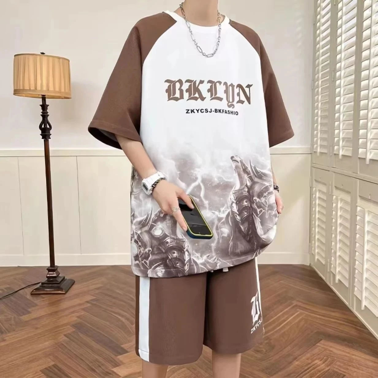 Completo estivo da uomo con t-shirt girocollo traspirante e stampa personalizzata con lettere, ideale per attività all'aperto e stile streetwear.