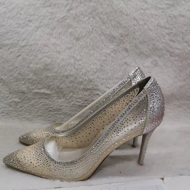 Scarpe con tacco alto sexy in rete con strass e patchwork, décolleté con tacco glitterato color champagne, scarpe da sposa con cristalli scintillanti.