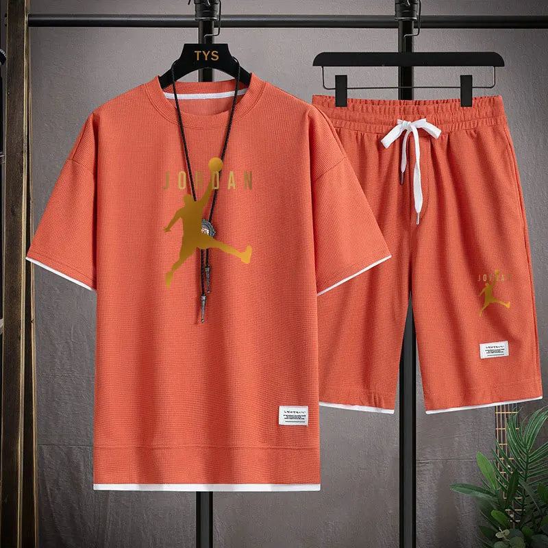 Nuovo completo estivo 2025 per attività all'aperto, composto da t-shirt a maniche corte con scollo rotondo e pantaloncini traspiranti, due pezzi alla moda e casual.