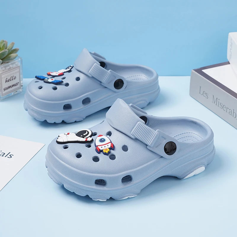 Nuovi sandali estivi per bambini dai 3 ai 15 anni, pantofole per bambine, scarpe antiscivolo, zoccoli con cartoni animati, sandali carini per neonate, scarpe per bambini